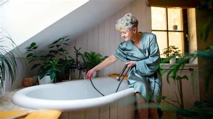 Are baths good for people with MS?