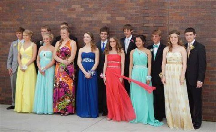 Can a sophomore go to prom?
