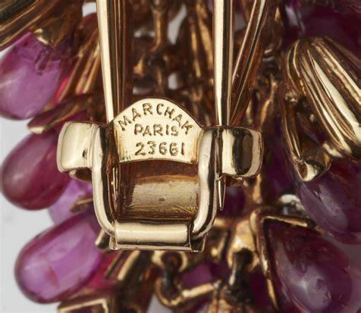 Can ruby be worn as a pendant?