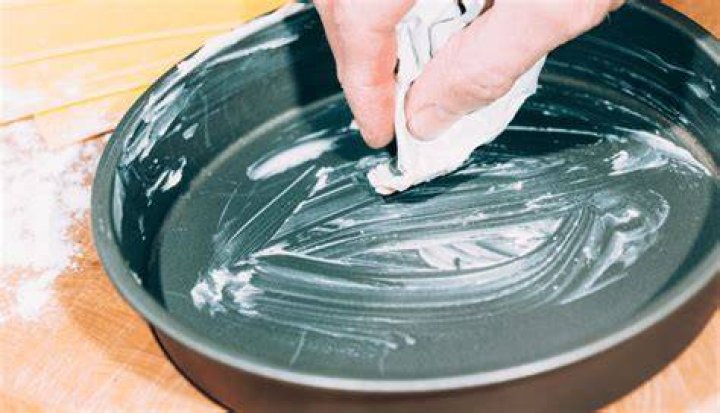Can you grease a cake tin with oil?