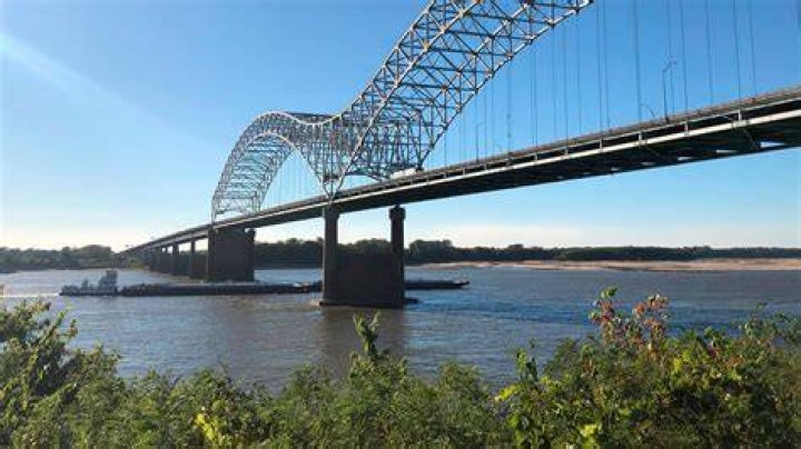 Do any ferries cross the Mississippi River?