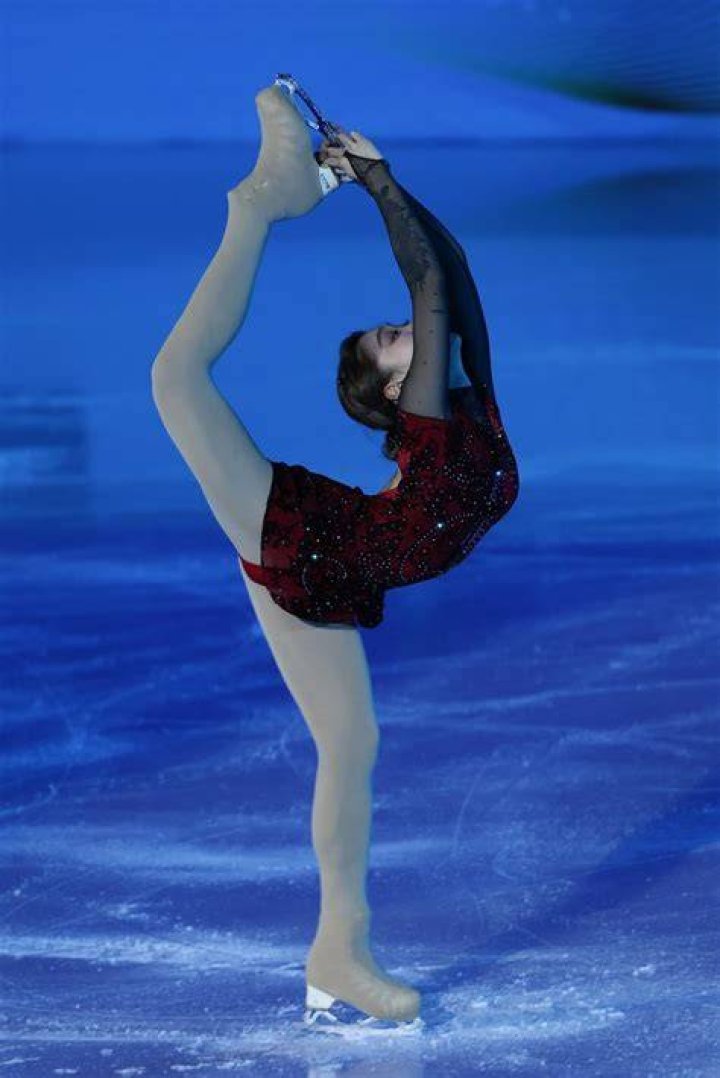Do female figure skaters wear tights?