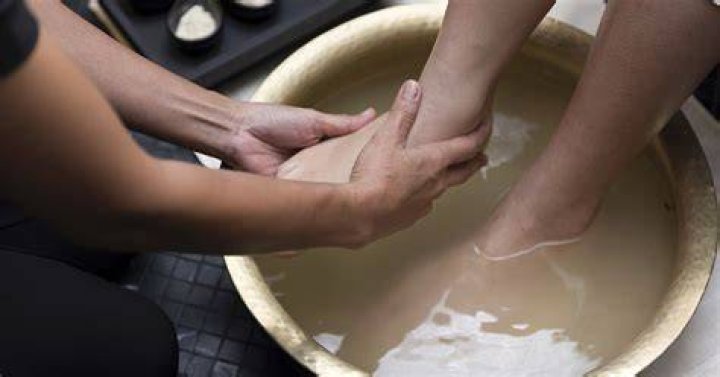 Does soaking feet in hot water help blood circulation?