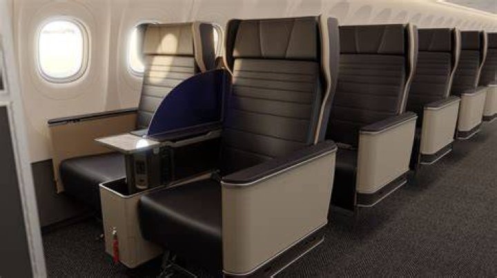 Does United first class have tvs?