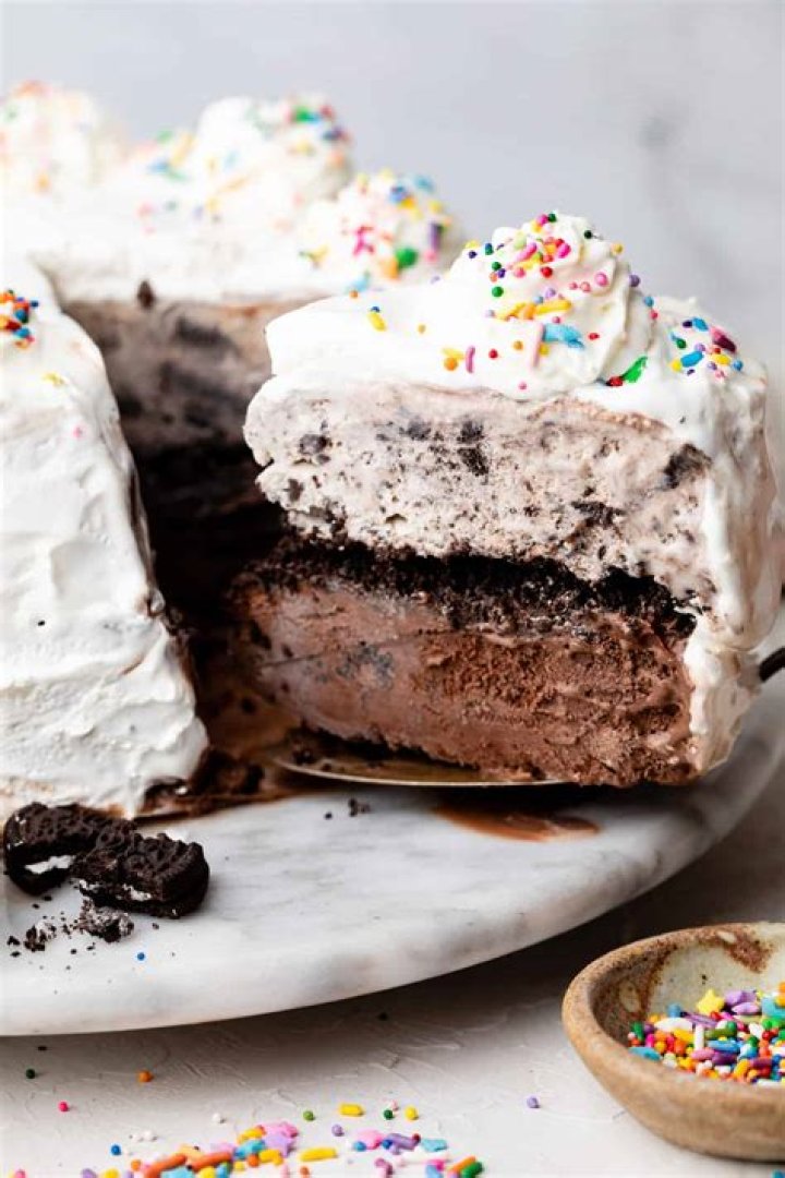 How are ice cream cakes made?