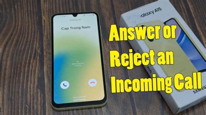 How do I answer an incoming call on my Samsung phone?
