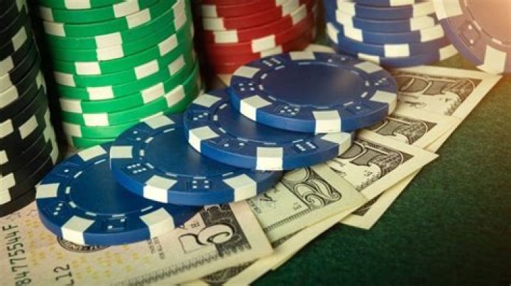 How do I create an online bankroll for poker?