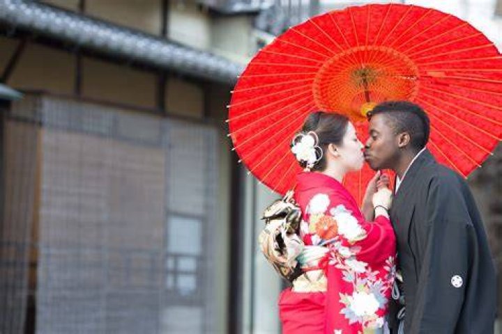 How do Japanese get married?