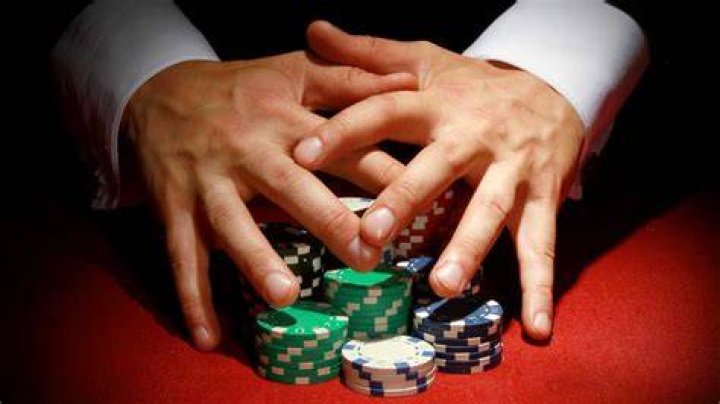 How do you counter an aggressive player in poker?