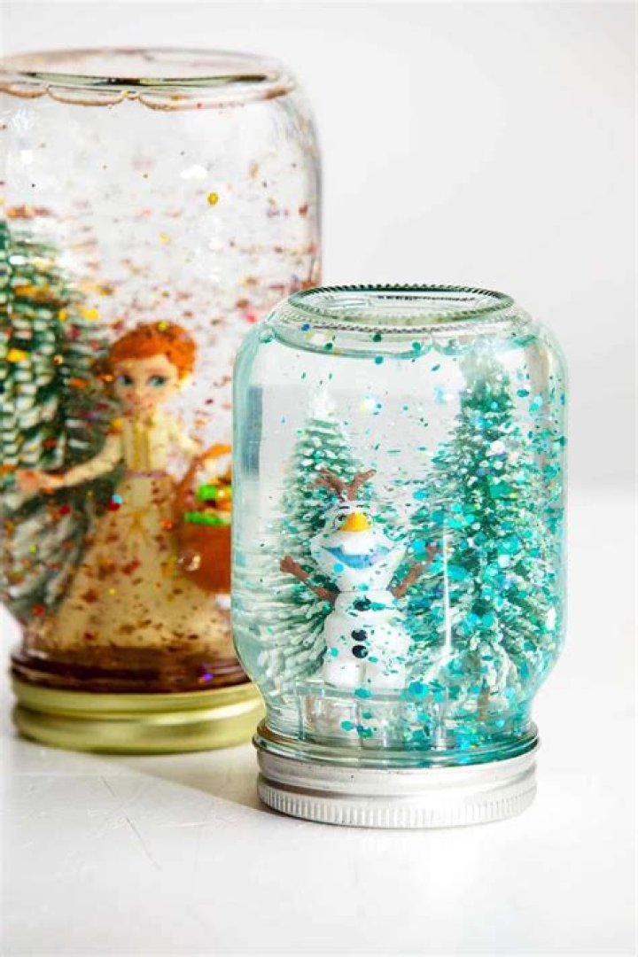 How do you keep glitter from falling off Christmas decorations?
