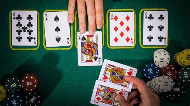 How do you play three of a kind?