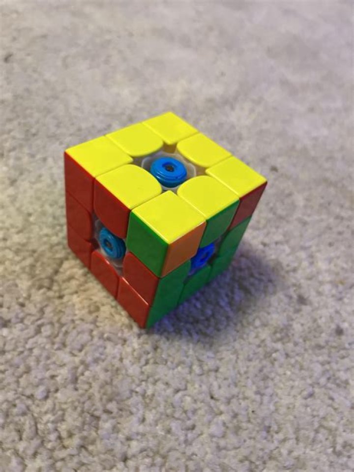 How do you swap two adjacent yellow corners?
