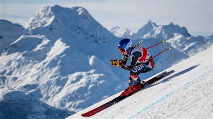 How is alpine skiing judged?