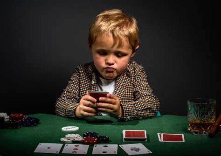 How is psychology used in poker?