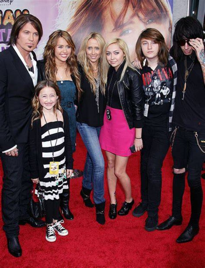 How many brothers and sisters does Miley Cyrus have?