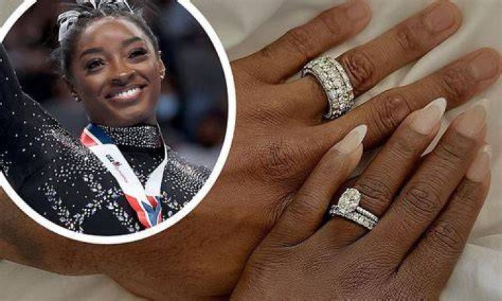How many carats is Simone Biles ring?