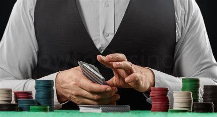 How much do you tip the dealer in poker?