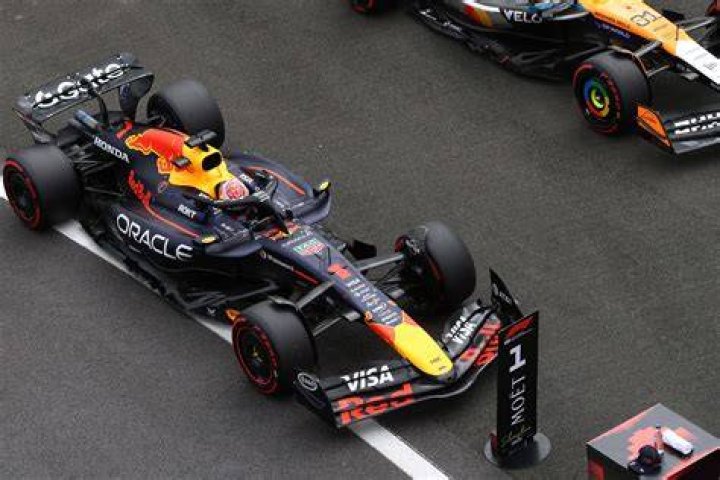 How much fuel do F1 cars start with?