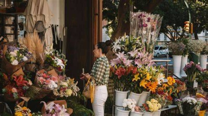 How much should I spend on flowers?