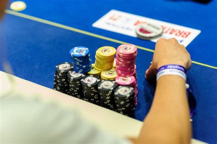 How should poker chips be distributed?