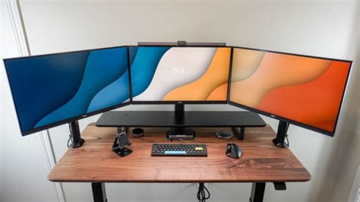 How to Setup 3 Monitors on a Laptop: 2 Ways