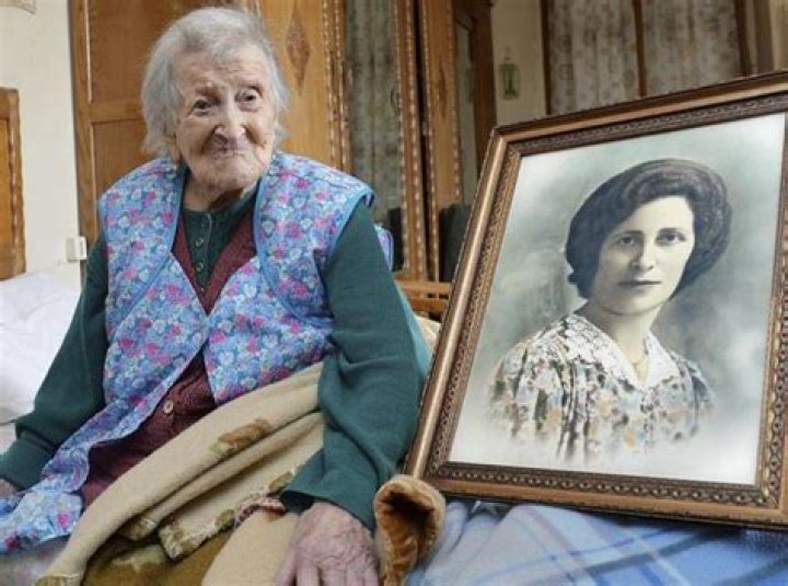 Is anyone born in the 1800s still alive?