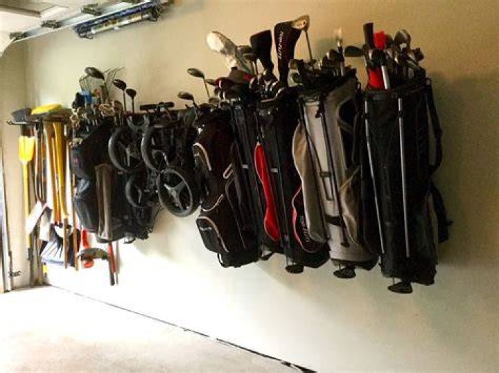 Is it bad to store golf clubs in cold?
