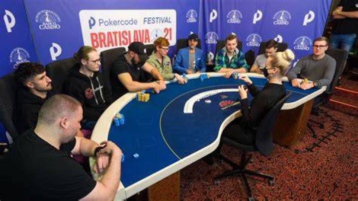 Is it better to enter poker tournaments late?
