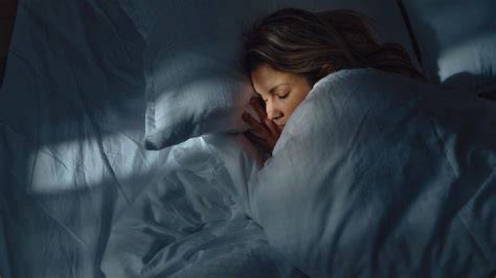 Is it healthier to sleep in the dark?