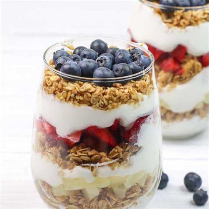 Is it OK to eat yogurt and fruit together?