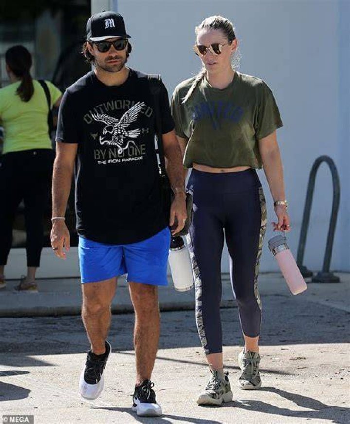Is Lindsey Vaughn married?