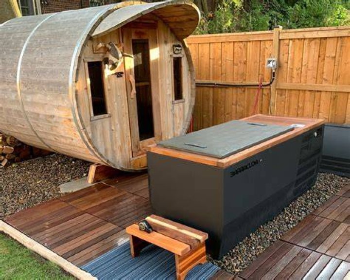 Is sitting in a hot tub the same as a sauna?