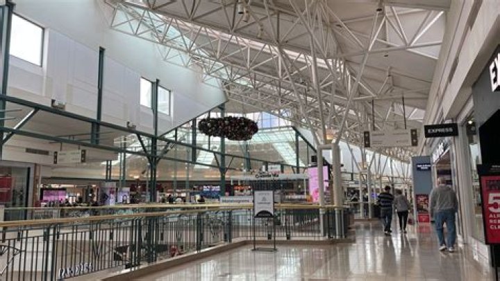 What are stands called at the mall?