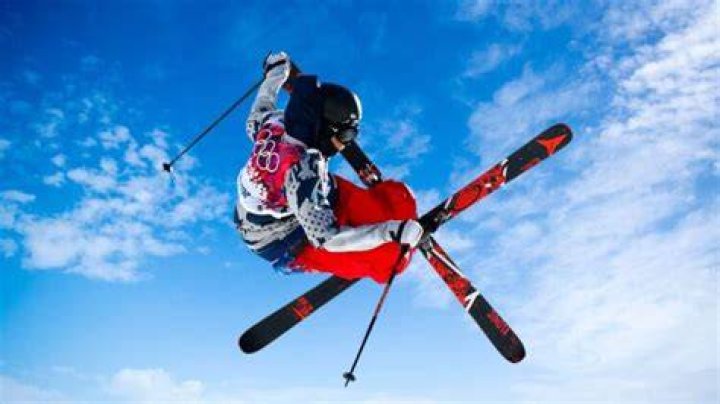 What are the basic rules of freestyle skiing?