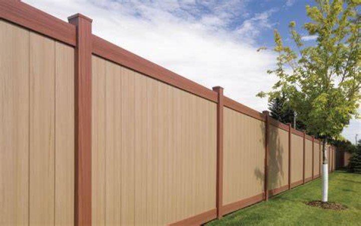 What are the disadvantages of vinyl fencing?