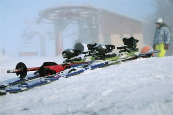 What are the two types of cross country skiing?