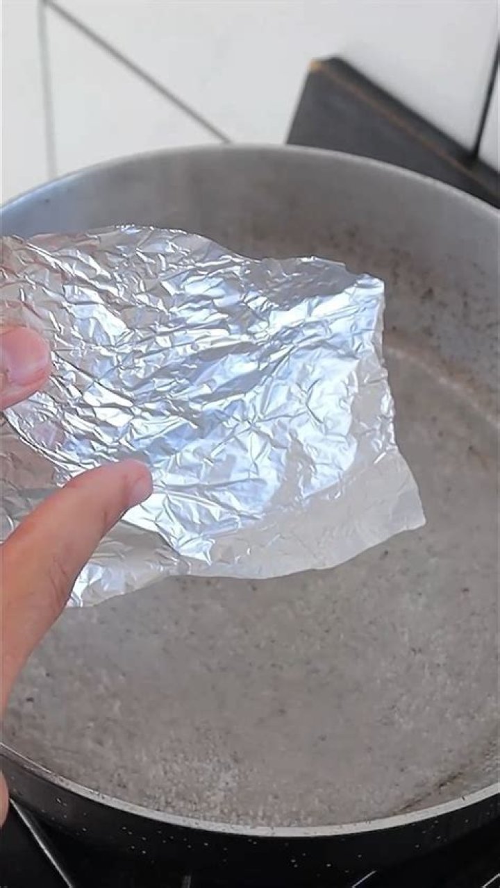 What happens when you cut aluminum foil?
