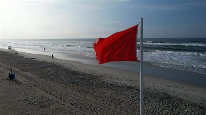 What is red flag at beach?