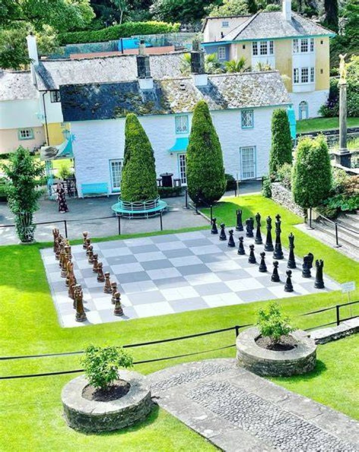 What is the biggest chess set in the world?