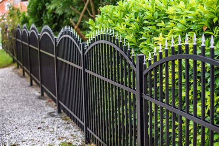 What is the cheapest fence to install?