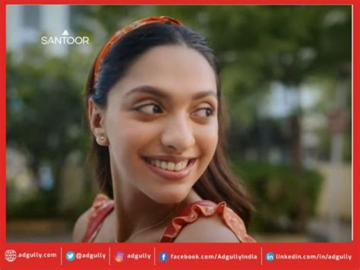 What is the name of actress in Santoor soap ad?