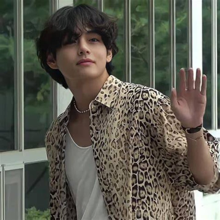 What K-drama is Taehyung watching?