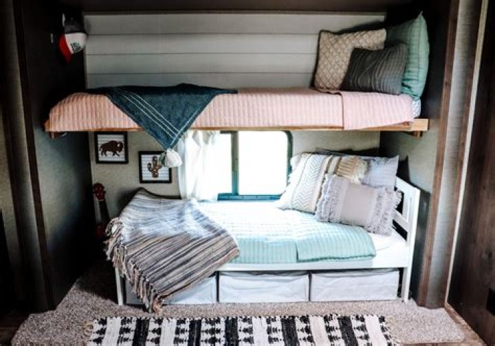Which is better bottom or top bunk?