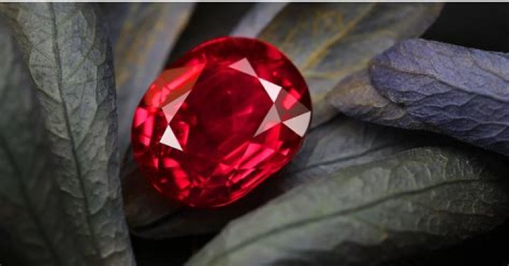 Who should not wear rubies?