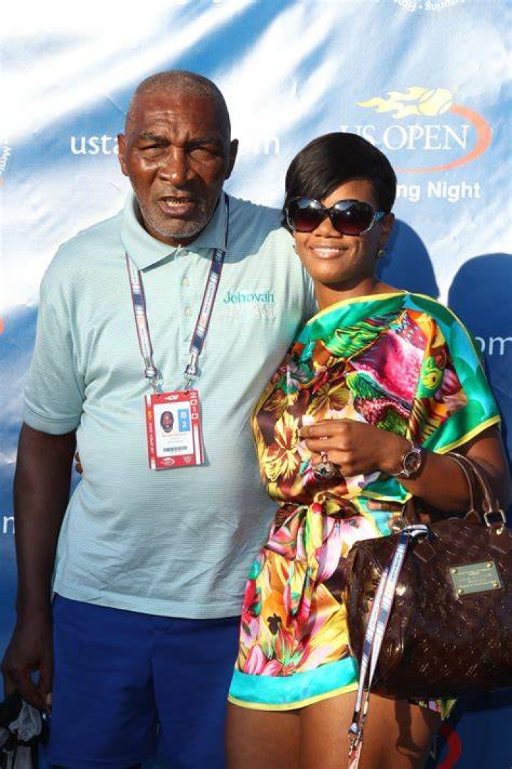 Why did Serena Williams dad not attend her wedding?